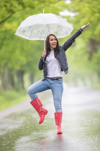 Красива Дівчина Являється Під Дощем Тримає Вінтажну Парасольку Одягнену Червоні — стокове фото