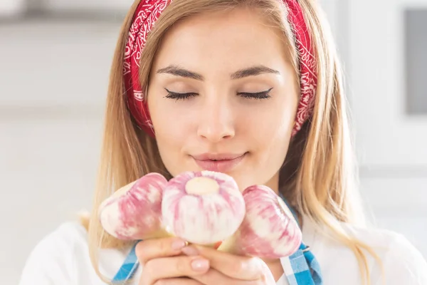 Detalle Una Bonita Joven Oliendo Ajo Fresco Sus Manos —  Fotos de Stock