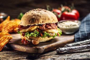 Domuz pastırmalı ve marullu duble peynirli burger.