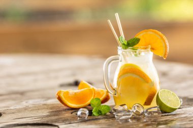 Buzlu, naneli, kağıt kamışlı ve yanında taze portakal ve limonlu portakal kavanozunu tazeleyeceğim..