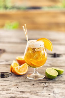 Biralı limonata ve taze kesilmiş portakal, buz ve kağıt pipet.