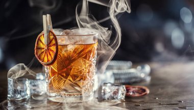 Eskimiş romlu kokteyl. Arka planda buz küpleri var.