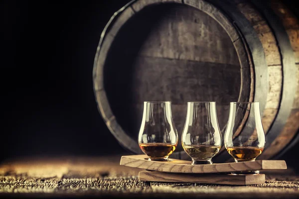 Glencairn viski tadım fincanları ahşap servis, siyah arka planda bir viski fıçısı