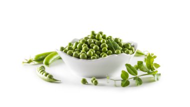 Yeşil bezelyeler beyaz arka planda yay ile izole edilmiş.