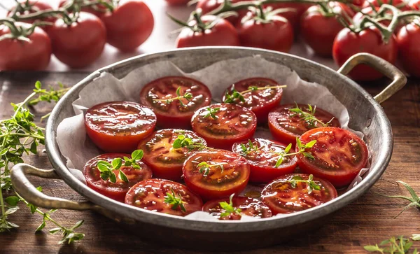 Verse tomaten in pan, klaar om te drogen of te roosteren — Stockfoto