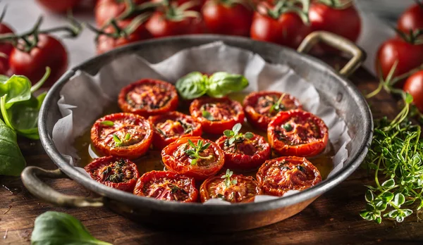 Geroosterde tomaten met olijfolie tijm oregano en basilicum in pan — Stockfoto