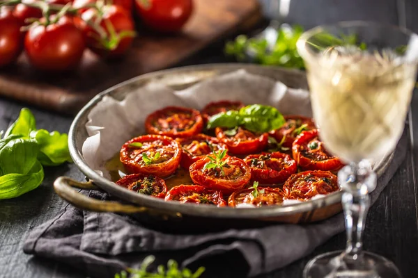 Geroosterde tomaten met olijfolie tijm oregano en basilicum in pan — Stockfoto