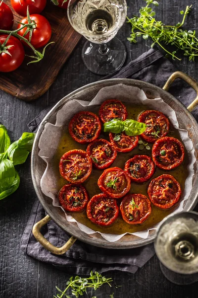 Geroosterde tomaten met olijfolie tijm oregano en basilicum in pan — Stockfoto