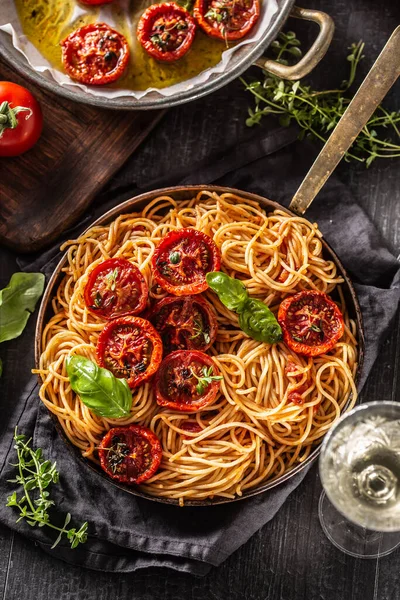 Italian pasta spaghetti with roasted tomatoes basil oregano thyme and white vine — Stock Photo, Image