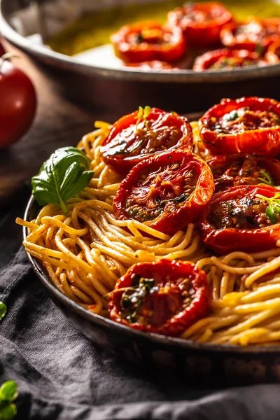 Italienische Nudelspaghetti mit gerösteten Tomaten Basilikum Oregano und Thymian — Stockfoto