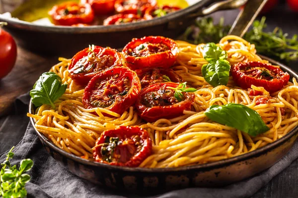 Italienische Nudelspaghetti mit gerösteten Tomaten Basilikum Oregano und Thymian — Stockfoto