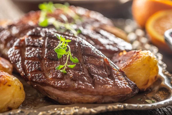 Dettaglio di gustosi petti di anatra arrosto e patate su un piatto vintage — Foto Stock