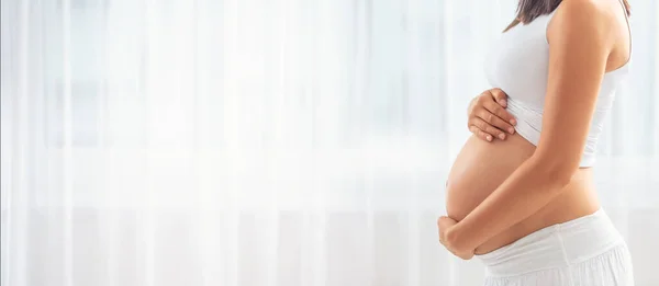 Detail Einer Schwangeren Frau Weißer Kleidung Die Mit Beiden Händen — Stockfoto