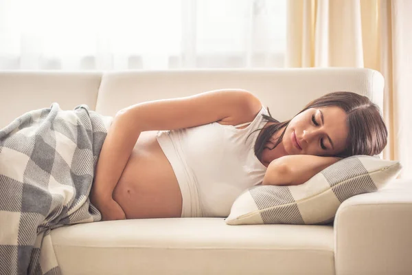 Zwangere Vrouw Slapen Een Bank Bedekt Met Een Deken Met — Stockfoto