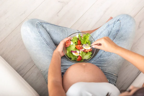 Draufsicht Einer Schwangeren Frau Die Mit Einer Frischen Salatschüssel Auf — Stockfoto