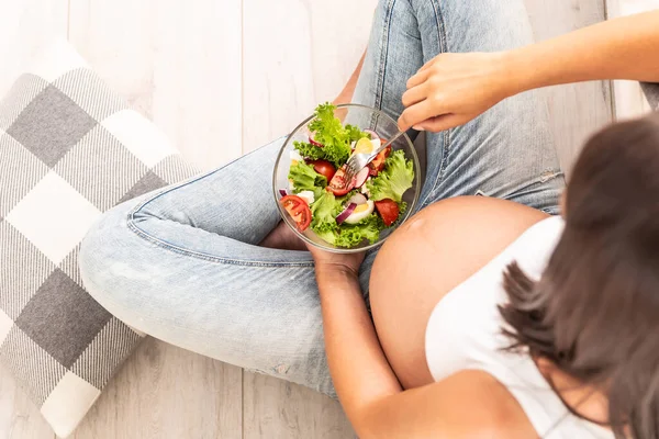 Bovenaanzicht Van Een Zwangere Vrouw Met Een Verse Slakom Schoot — Stockfoto