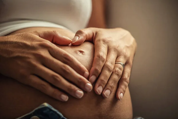 Detail Der Beiden Hände Der Frau Auf Ihrem Schwangerschaftsbauch — Stockfoto