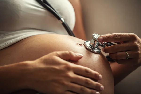 Detail Van Zelf Inspecterende Vrouw Met Een Stethoscoop Haar Zwangere — Stockfoto