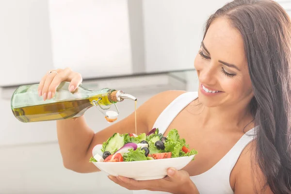 Jovem Mulher Atraente Derrama Azeite Uma Salada Legumes Saudável — Fotografia de Stock