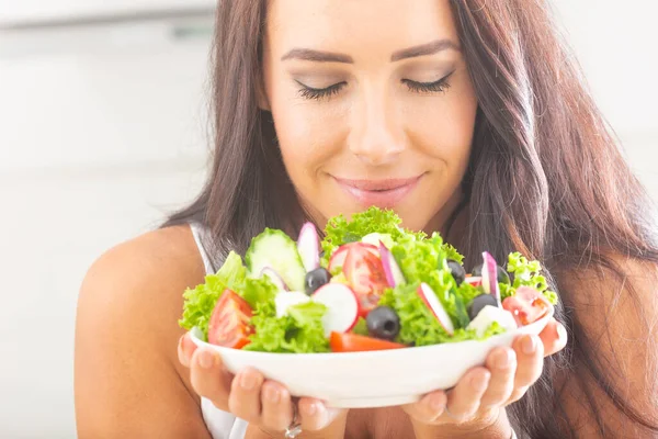 Attraktive Junge Und Glückliche Frau Isst Gemüsesalat — Stockfoto