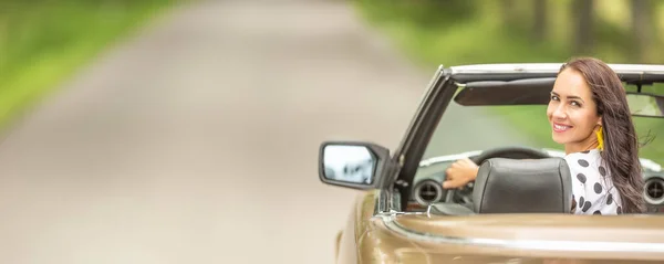 Frau Cabrio Blickt Zurück Und Lächelt Die Kamera — Stockfoto