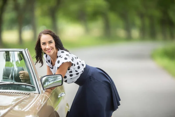 Schöne Mädchen Rock Und Bluse Lächelt Die Kamera Und Lehnt — Stockfoto