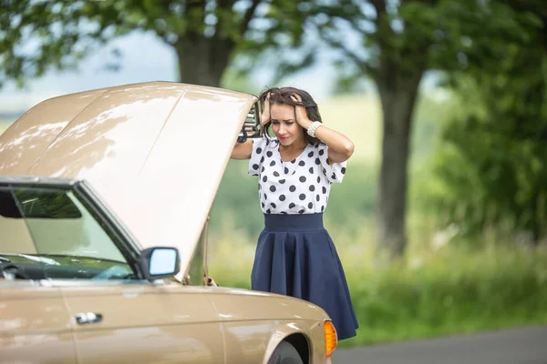 Przystojna Dziewczyna Trzymając Głowę Dłoniach Desperacji Awarii Silnika Zatrzymał Samochód — Zdjęcie stockowe