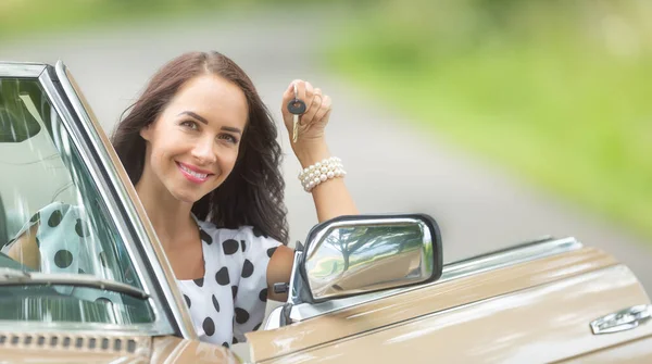 Gelukkig Vrouwtje Zit Een Cabrio Met Een Autosleutel Haar Hand — Stockfoto