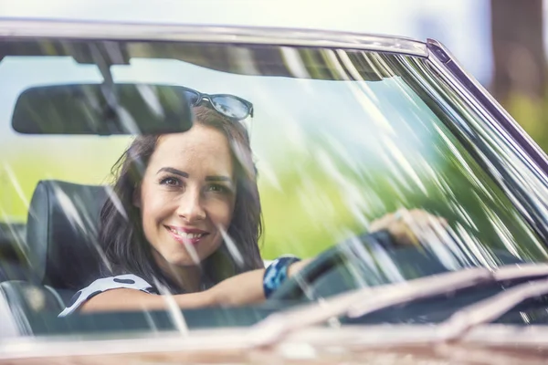 Mujer Conduciendo Izquierda Sienta Detrás Del Volante Coche Sonriendo Cámara — Foto de Stock