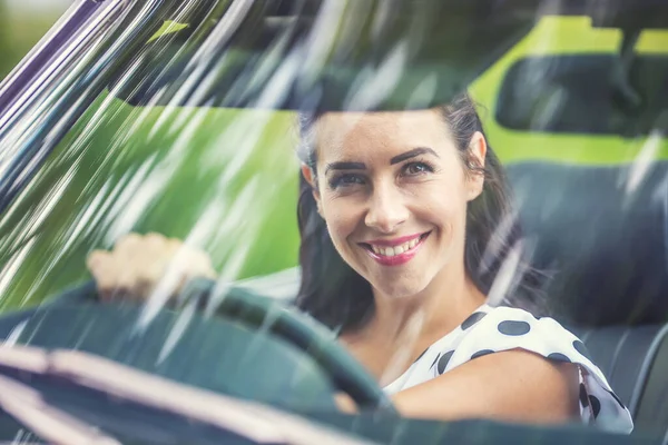 Donna Guida Destra Siede Dietro Volante Auto Sorridendo Nella Fotocamera — Foto Stock