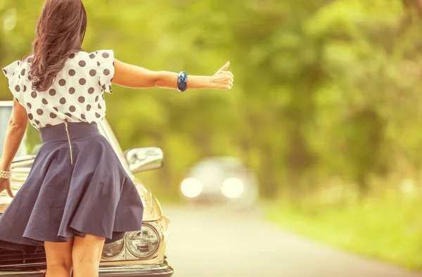 Kobieta Krótkiej Spódnicy Autostopowiczki Zbliża Się Samochodu Stojącego Obok Niej — Zdjęcie stockowe