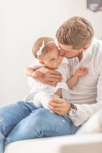 Jovem Pai Segurando Beijando Seu Bebê Menina Bochecha Casa — Fotografia de Stock