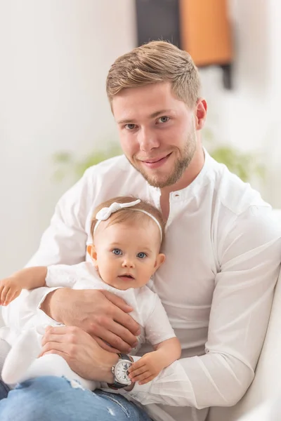 Jovem Boa Aparência Masculino Com Sua Filha Bebê Ambos Olhando — Fotografia de Stock