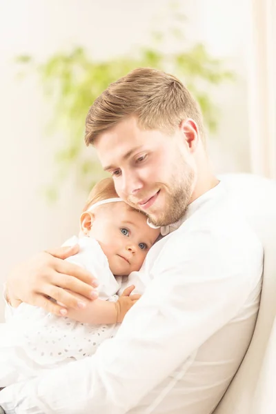 Pai Abraça Sua Filha Seus Braços Sorridente Feliz — Fotografia de Stock