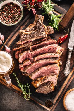 Biftek çatal bıçağı, baharat, tuz biberi ve bira dilimleri..