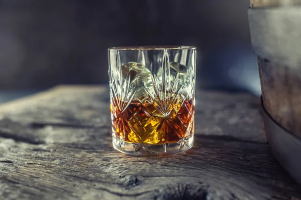 Viski Rom Brendi Eski Bir Masada Ahşap Bir Fıçının Yanında — Stok fotoğraf