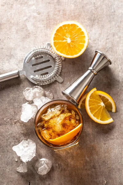 Cocktail Old fashioned Negroni with orange on the bar counter — Stock Photo, Image