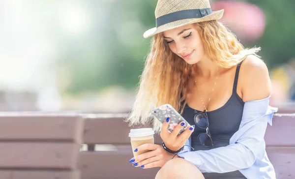 Parktaki Bankta Cep Telefonu Kullanan Genç Çekici Bir Kadın — Stok fotoğraf