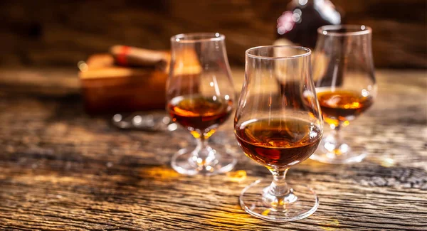 Karibischer Rum Modernen Gläsern Mit Einer Flasche Rum Und Einer — Stockfoto