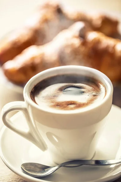 Kopp Kaffe Och Färska Croissanter Italiensk Eller Medelhavsfrukost — Stockfoto