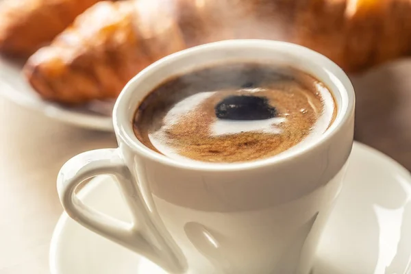 一杯咖啡和新鲜羊角面包 意大利式或地中海式早餐 — 图库照片