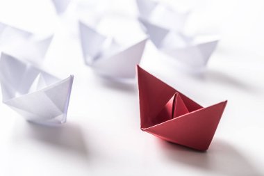 Kırmızı ve beyaz kağıt tekneler. Takım çalışması için liderlik gemisi kavramı veya başarı.
