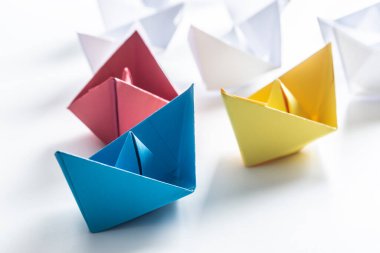 Çok renkli kağıt tekneler. Takım çalışması için liderlik gemisi kavramı veya başarı.