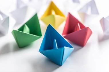 Çok renkli kağıt tekneler. Takım çalışması için liderlik gemisi kavramı veya başarı.