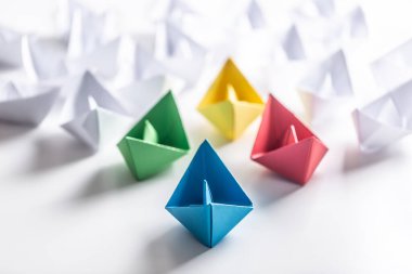 Çok renkli kağıt tekneler. Takım çalışması için liderlik gemisi kavramı veya başarı.