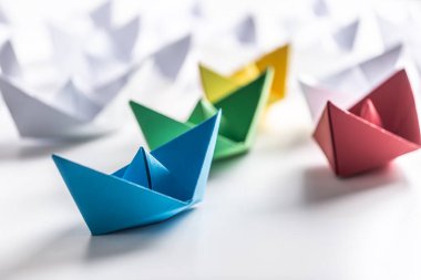 Çok renkli kağıt tekneler. Takım çalışması için liderlik gemisi kavramı veya başarı.