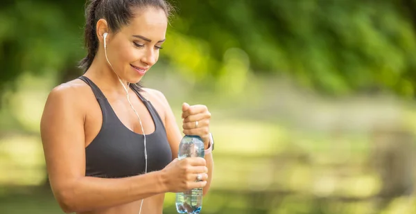 Mladá Sportovní Žena Pití Vody Láhve Cvičení Parku — Stock fotografie