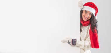 Noel 'de beyaz bir panonun arkasında bayanların giydiği bir tabela..