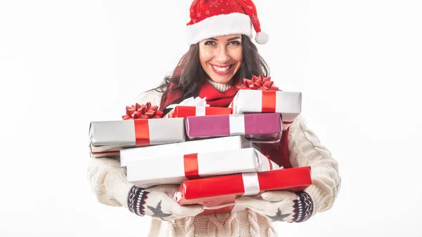 Mujer Navidad Ropa Invierno Sostiene Muchos Regalos Sonriendo Cámara —  Fotos de Stock