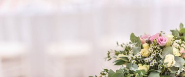 Resmin sağ alt tarafında bulunan bir çiçek buketinin ayrıntıları.